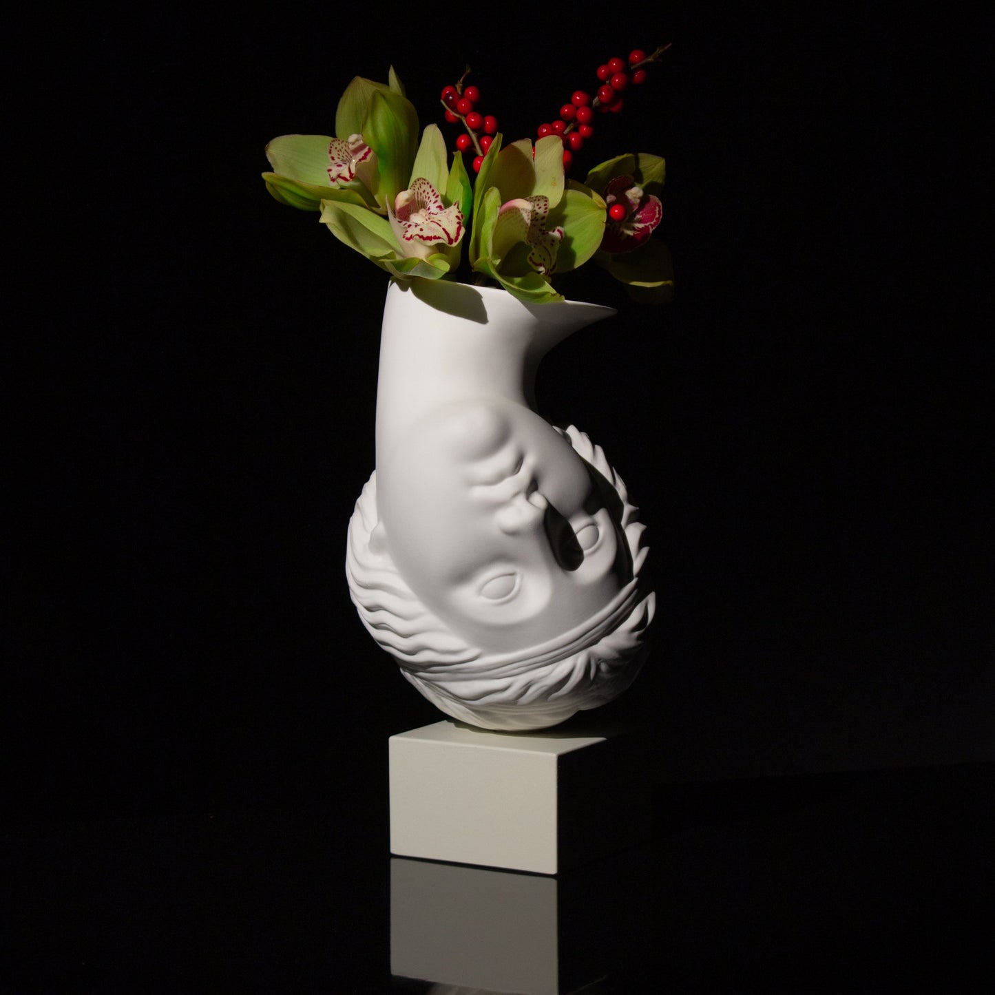 Vaso Amor Volat Seletti ambientato con fiori