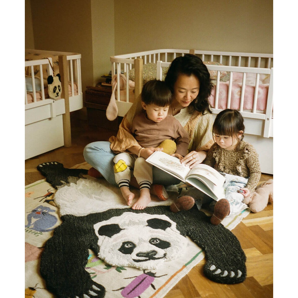 Plumpy Panda Rug Large Doing Goods – dettaglio in ambiente