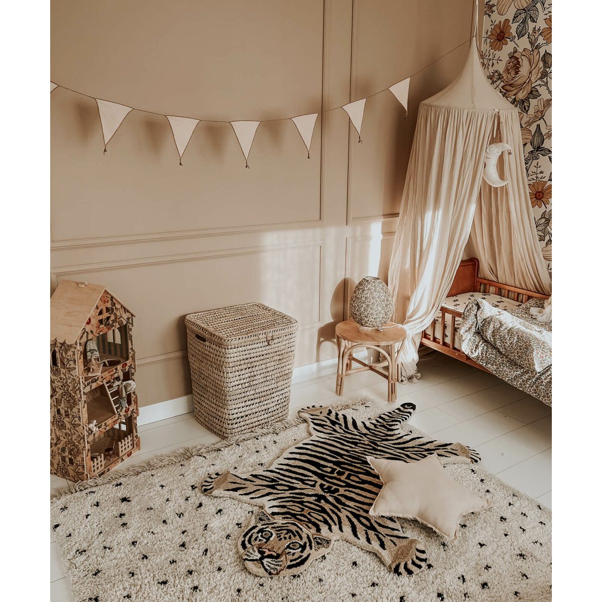 Drowsy Tiger Rug Large Doing Goods – vista ambientata