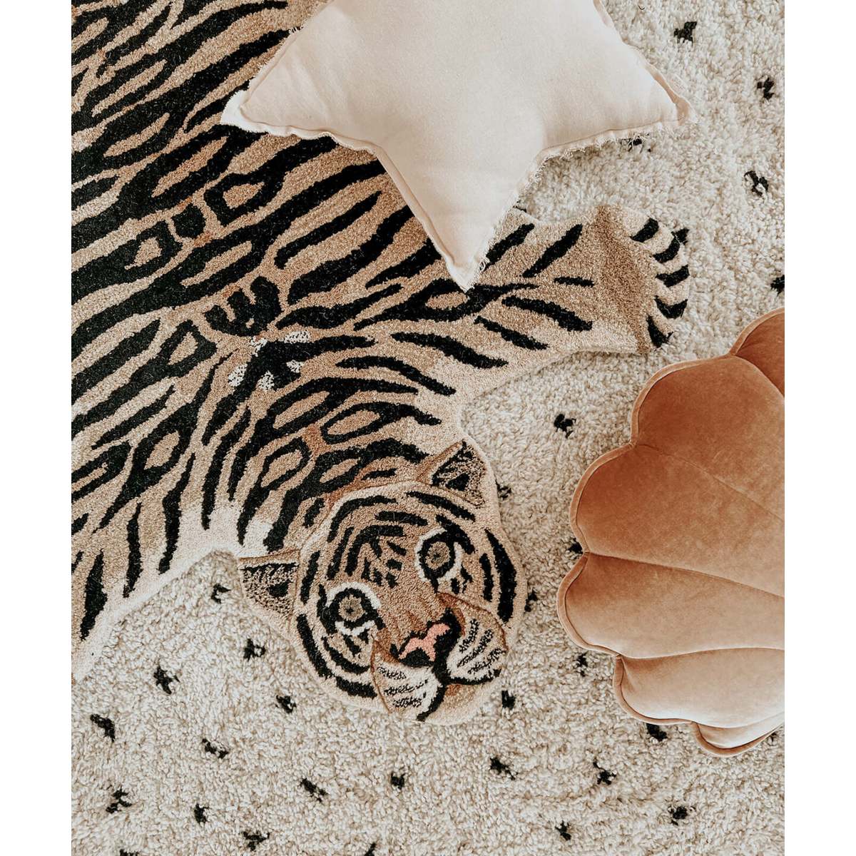 Drowsy Tiger Rug Large Doing Goods – dettaglio in ambiente
