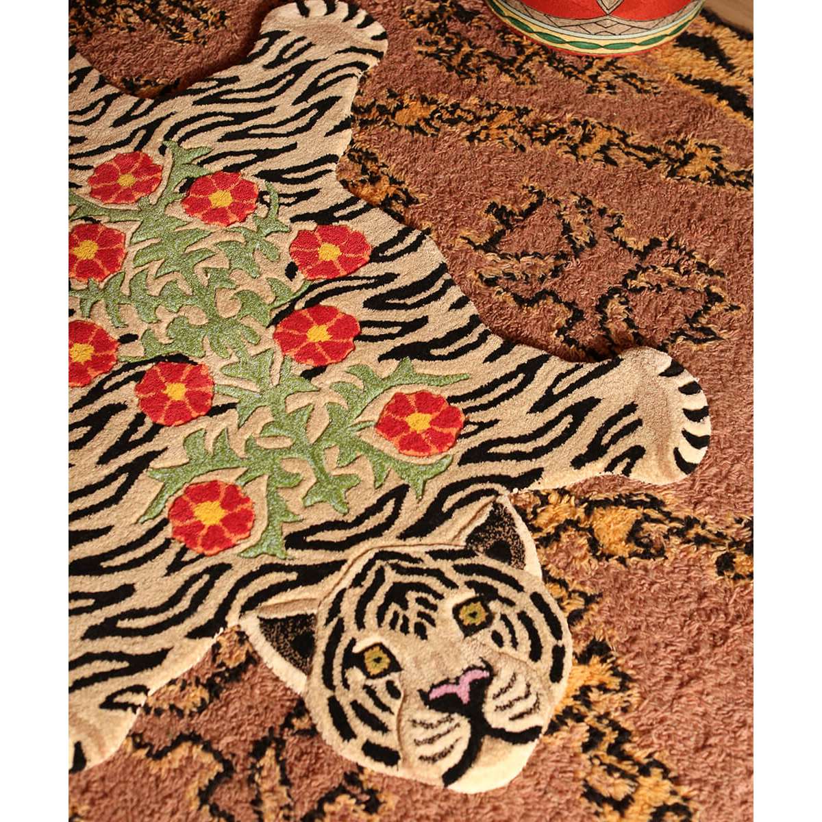 Floral White Tiger Rug Large Doing Goods – ambientazione con arredi