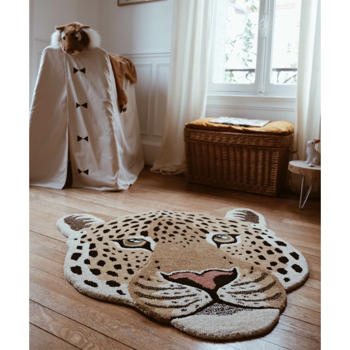 Himani Leopard Head Rug Large Doing Goods – dettaglio in ambiente