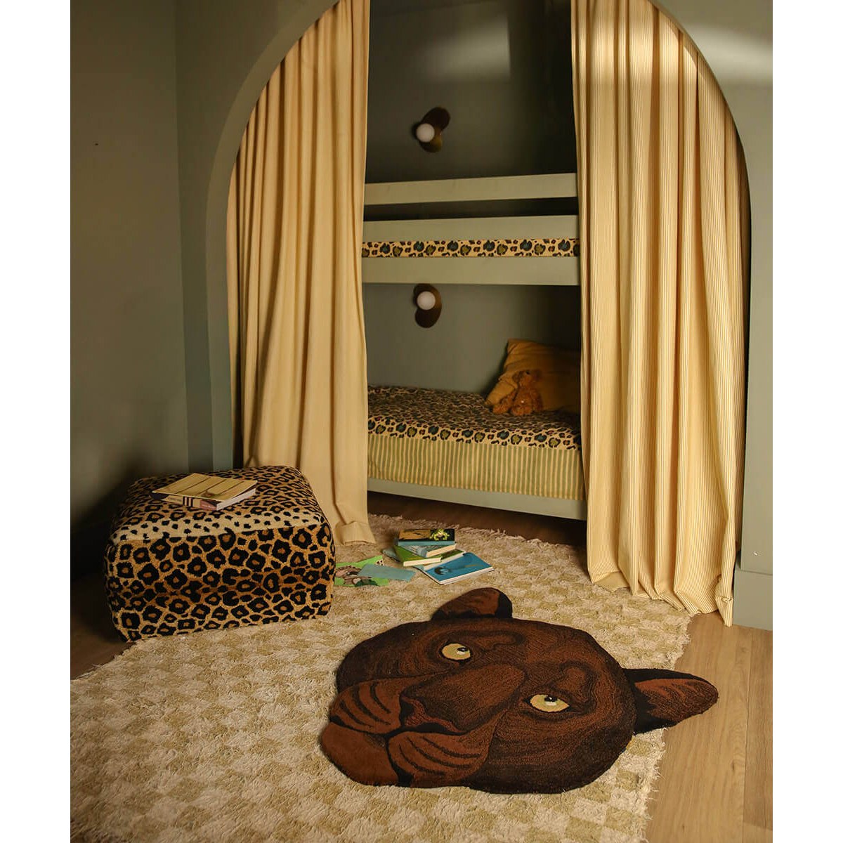 Nio Black Panther Head Rug Large Doing Goods – ambientazione con arredi