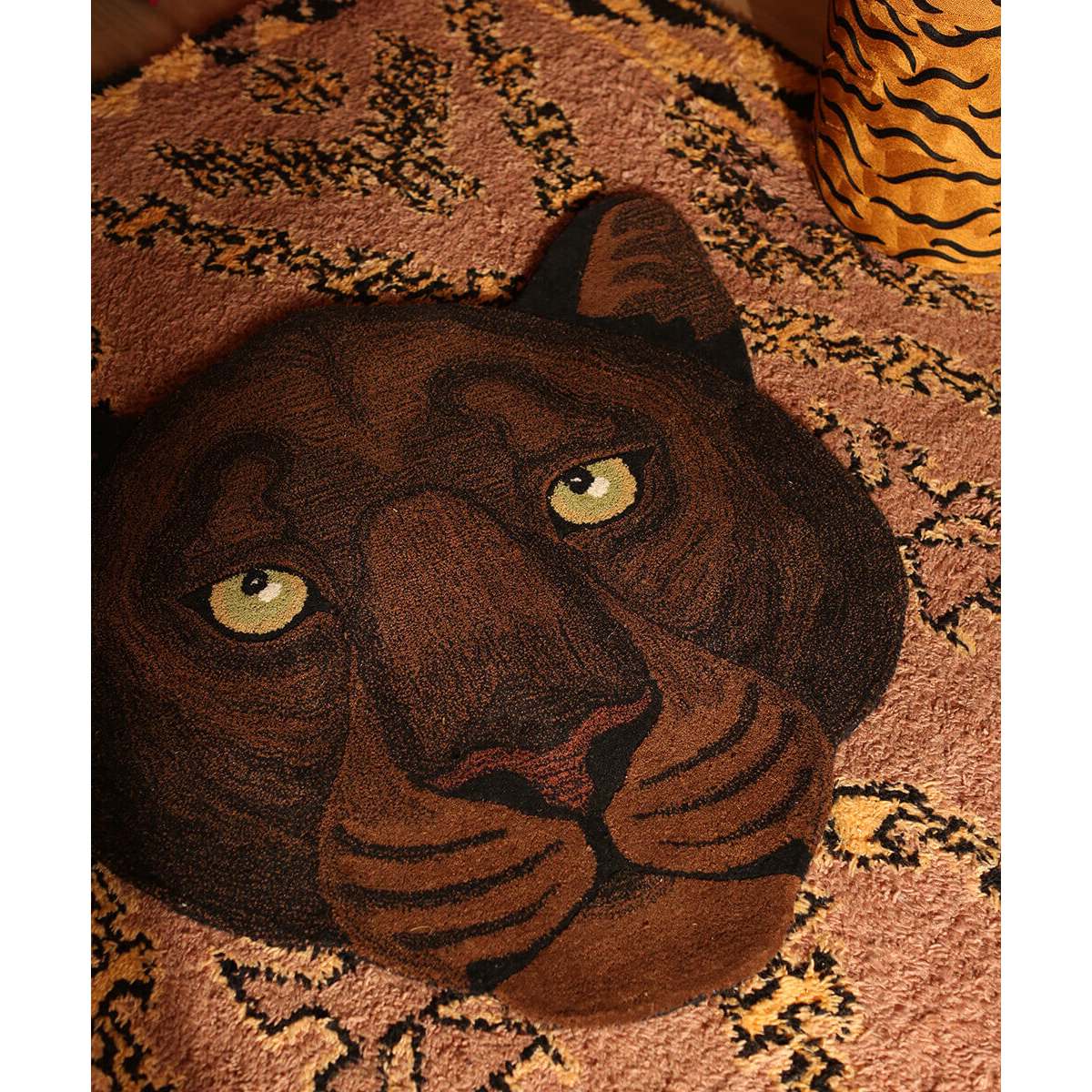 Nio Black Panther Head Rug Large Doing Goods – dettaglio ambientato