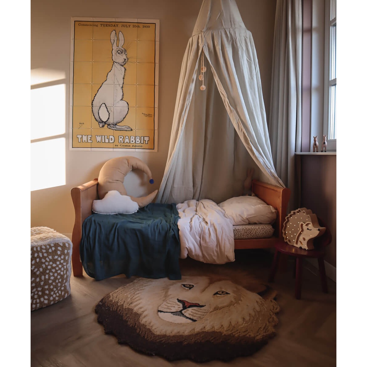 Ari Lion Head Rug Large Doing Goods – ambientazione con arredi vintage