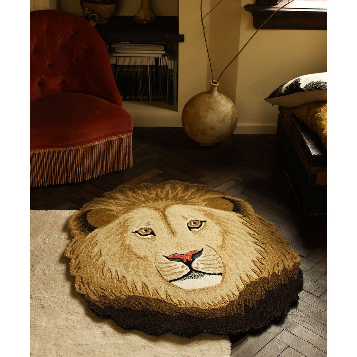 Ari Lion Head Rug Large Doing Goods – tappeto testa di leone in ambiente