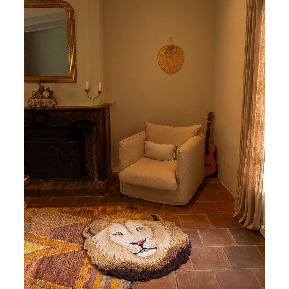 Ari Lion Head Rug Large Doing Goods – ambientazione estiva