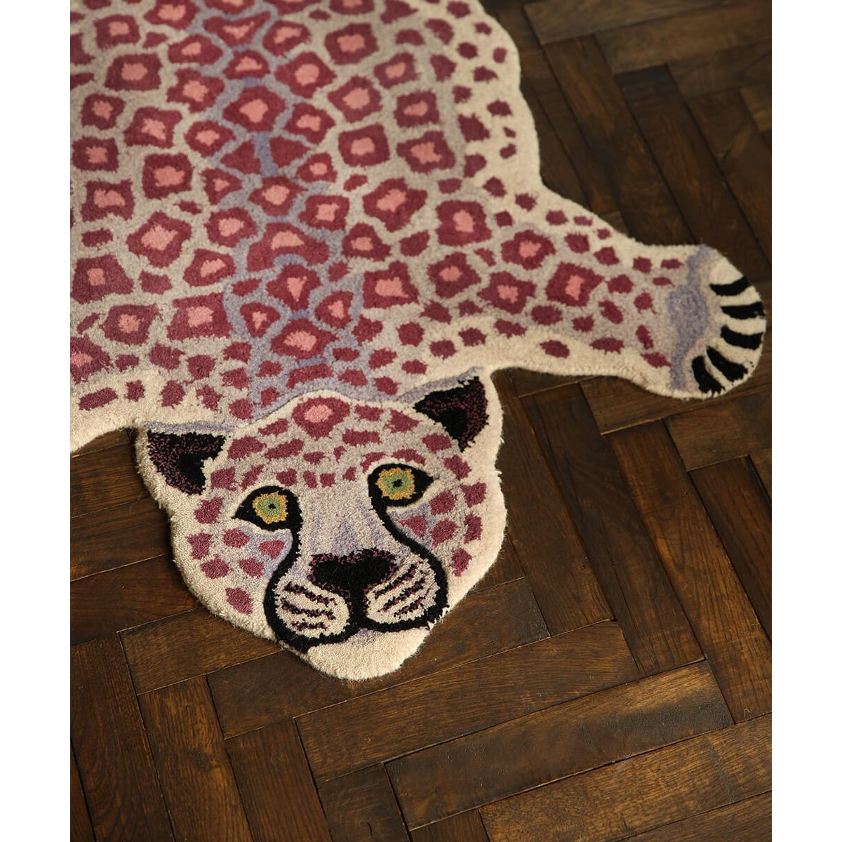 Tappeto leopardo rosa Doing Goods accanto al divano