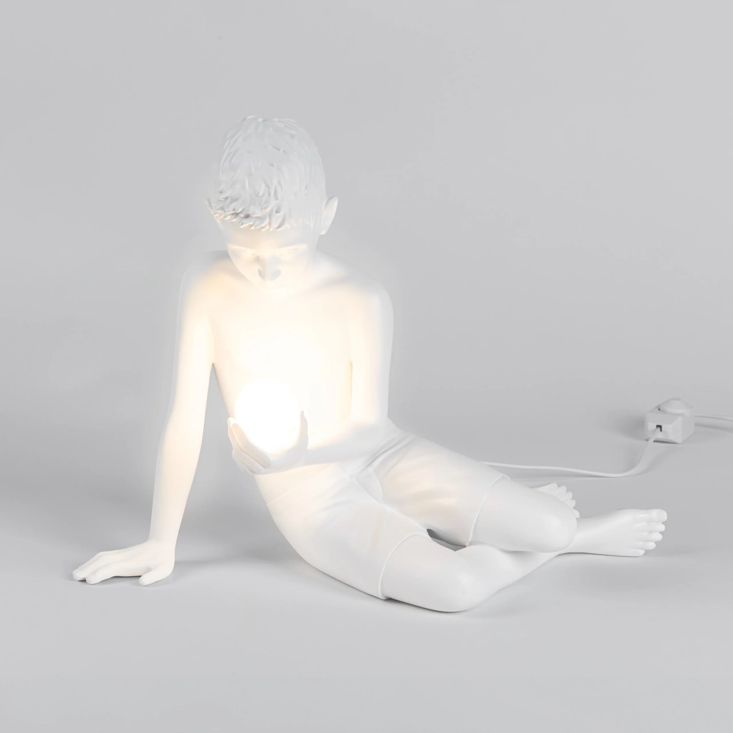 Scultura luminosa Innerglow Mini Boy, vista frontale accesa