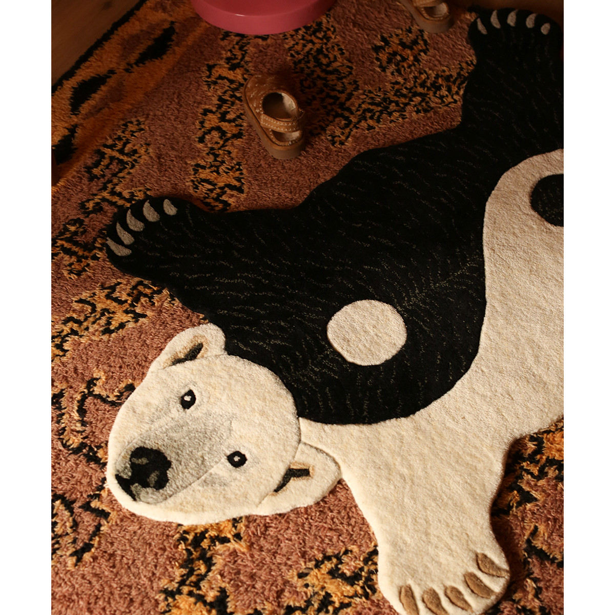 Dettaglio del tappeto orso Mara Yin Yang Large Doing Goods ambientato