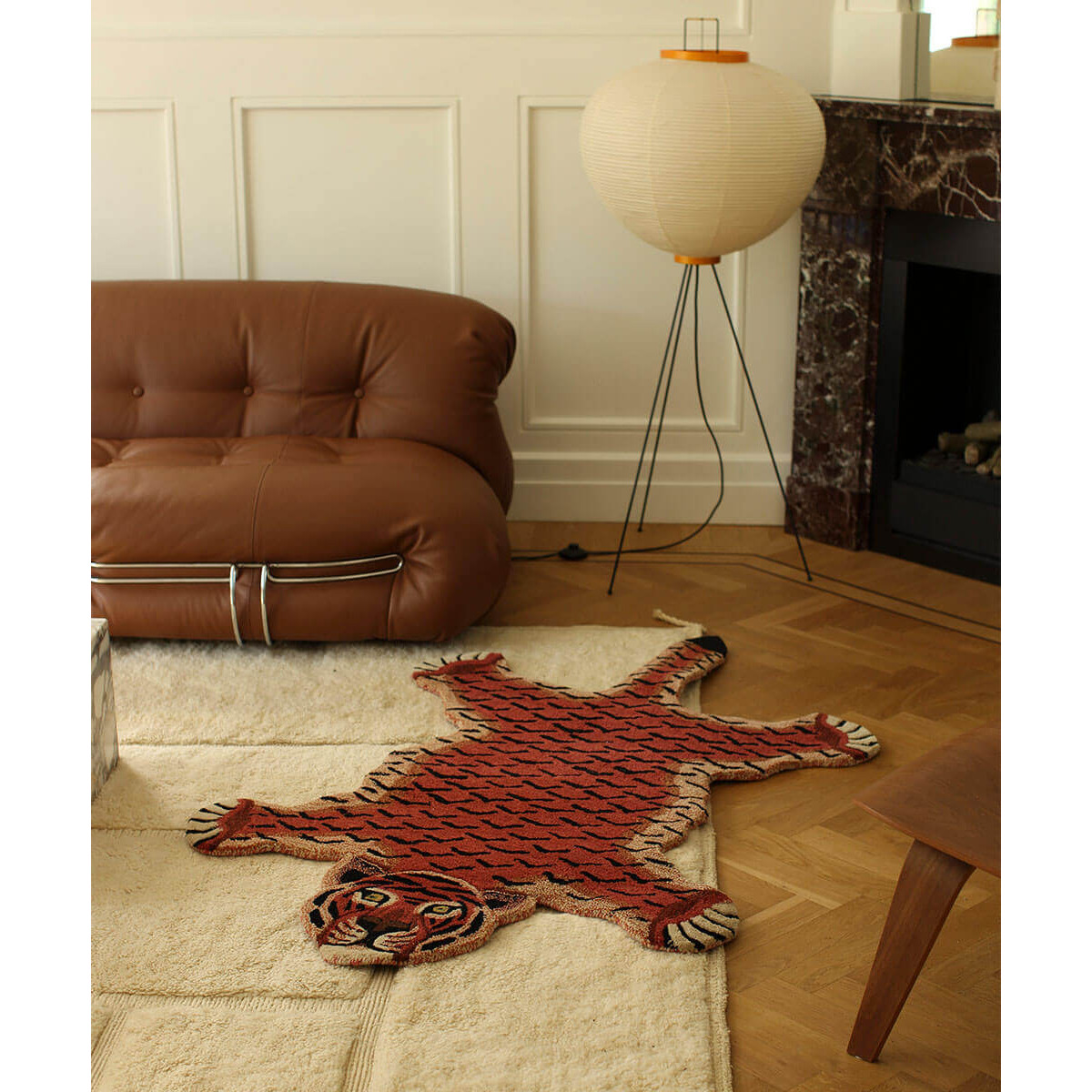 Tappeto Tula Wise Tiger Large Doing Goods ambientato accanto al divano